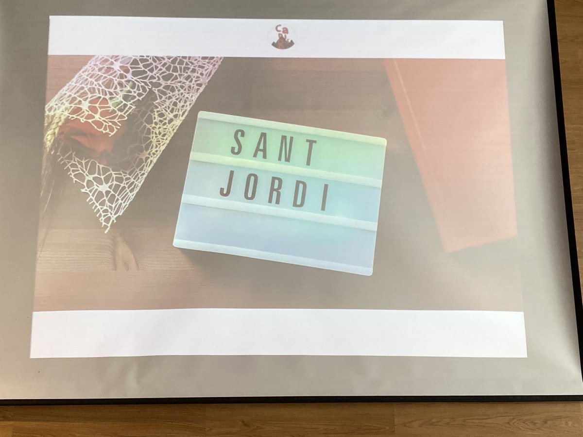 ECanigo's tweet photo. L’escola preparada per gaudir dels Jocs Florals!  🐉📖🌹 #Santjust #DiadaDeSantJordi #llegir https://t.co/iE24yy3MNy