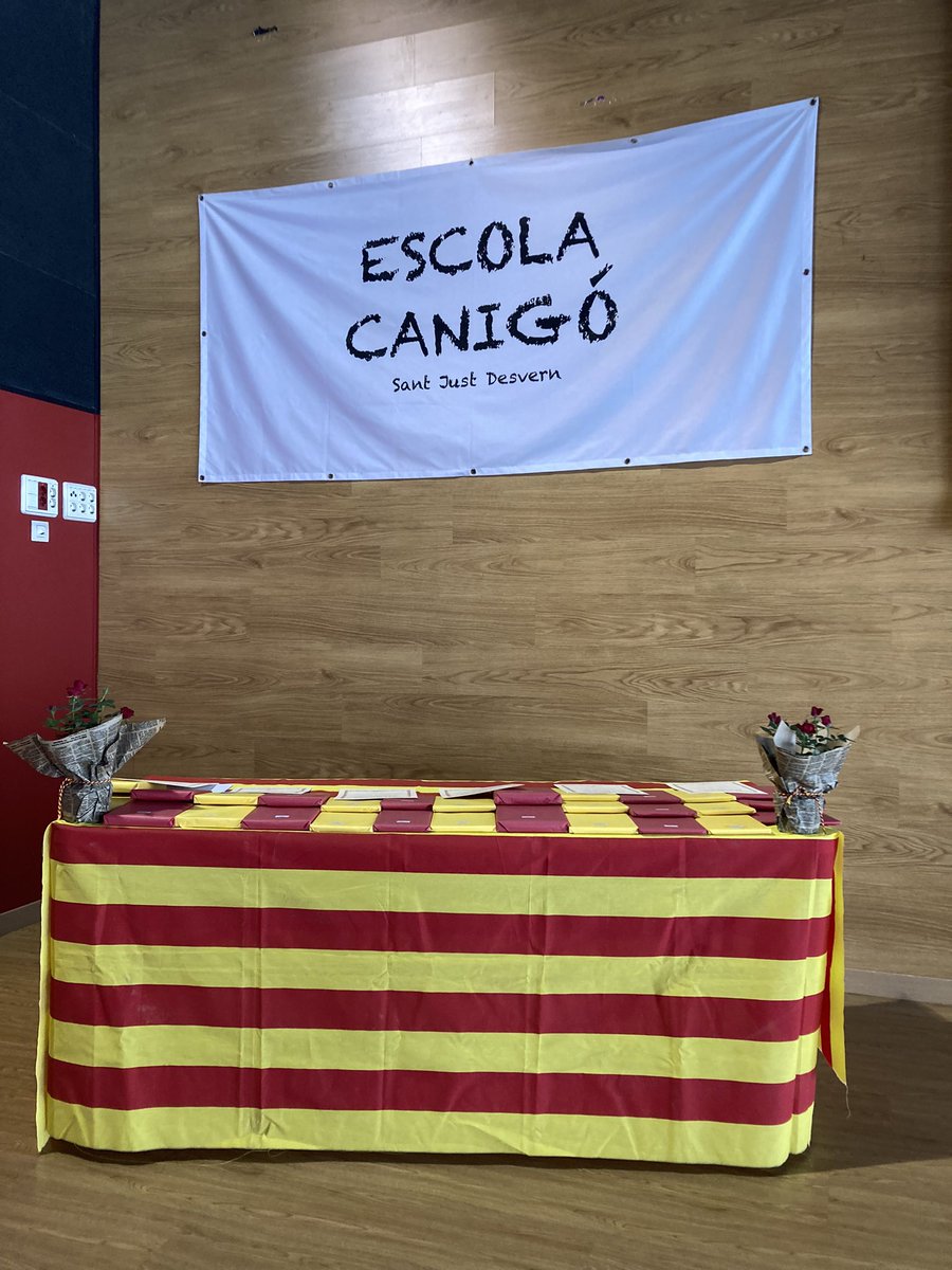 ECanigo's tweet photo. L’escola preparada per gaudir dels Jocs Florals!  🐉📖🌹 #Santjust #DiadaDeSantJordi #llegir https://t.co/iE24yy3MNy