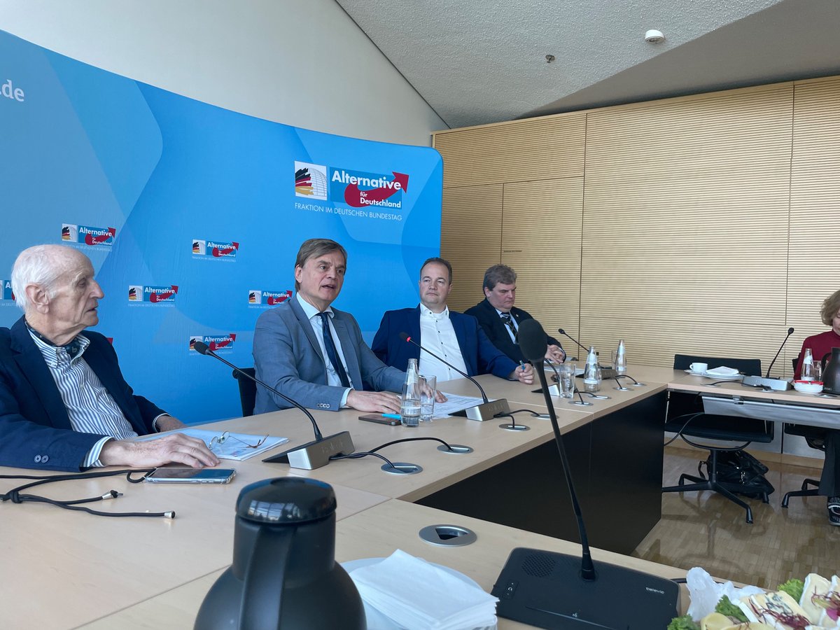 I asked Bernd Baumann, the AfD’s leader in the Bundestag, what consequences there should be for Maximilian Krah if the allegations are true. 

He said he wouldn’t speculate -  “everything has clear consequences”. 

But Albrecht Glaser on the left gave me a thumbs down. 👎🏻