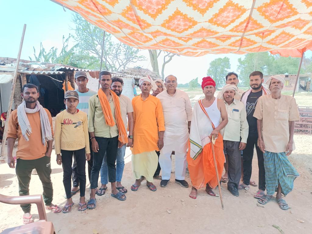 spmtdeoria's tweet photo. बैतालपुर के ग्राम सभा सोपरी बुजुर्ग में श्री दाहचन्द्र यादव जी की सुपुत्री के विवाह में तथा श्री रमेश यादव जी के भतीजे के बारात के पूर्व पहुंच कर बधाई एवं शुभकामनाएं दिया।

@BJP4India @BJP4UP @sunilbansalbjp @idharampalsingh @brajeshpathakup @Bhupendraupbjp @Bhupendradeoria https://t.co/LnsnhtqSHL