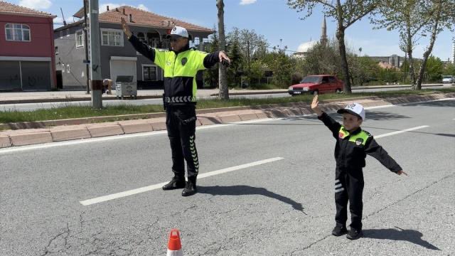 🇹🇷 Kayseri'de çocuklar 23 Nisan nedeniyle temsili polis olup trafikte denetim yaptı.