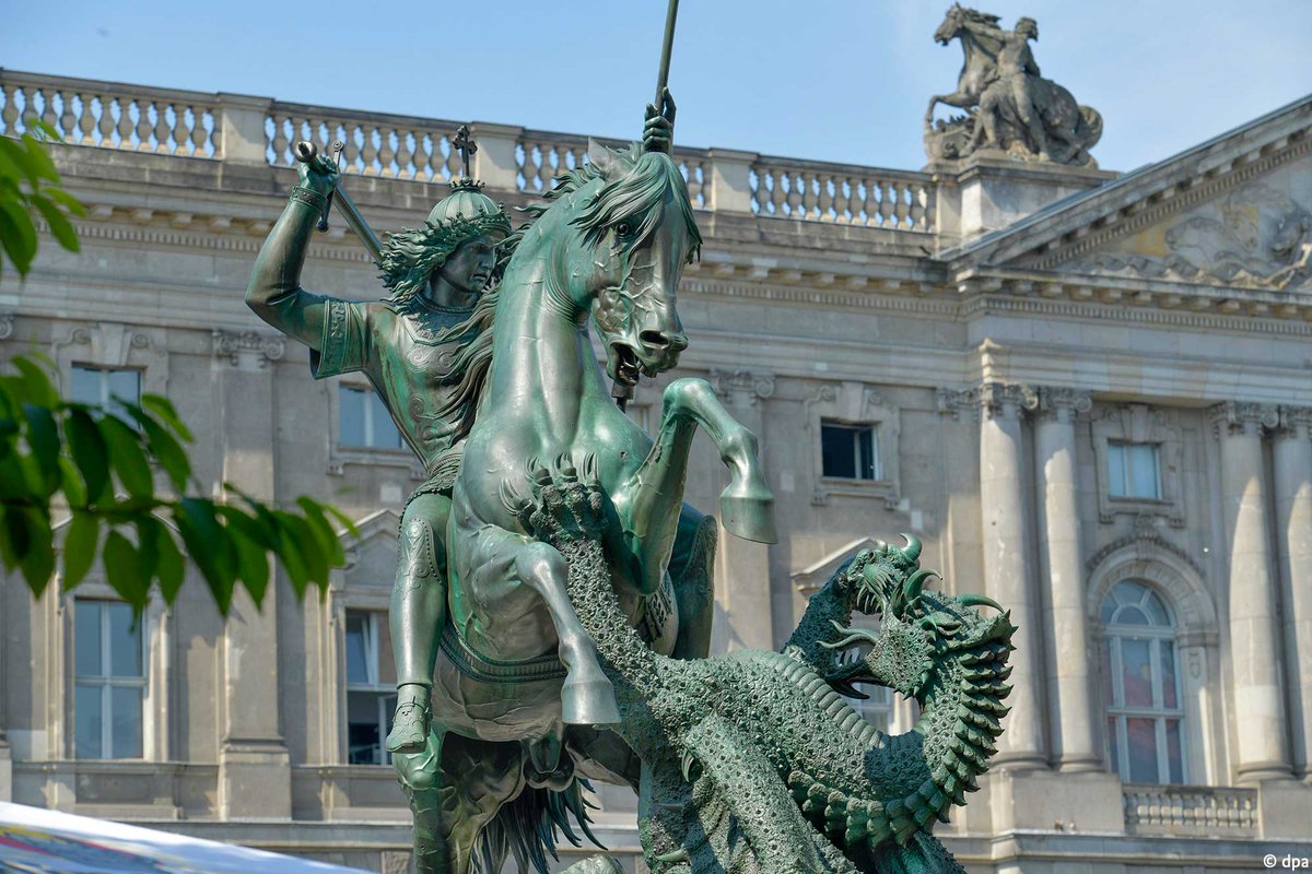 Today's #StGeorgesDay celebrates England's patron saint. A statue of St George slaying the dragon can be found in Berlin not far from the German Foreign Office building. Happy St George’s Day to everyone celebrating!