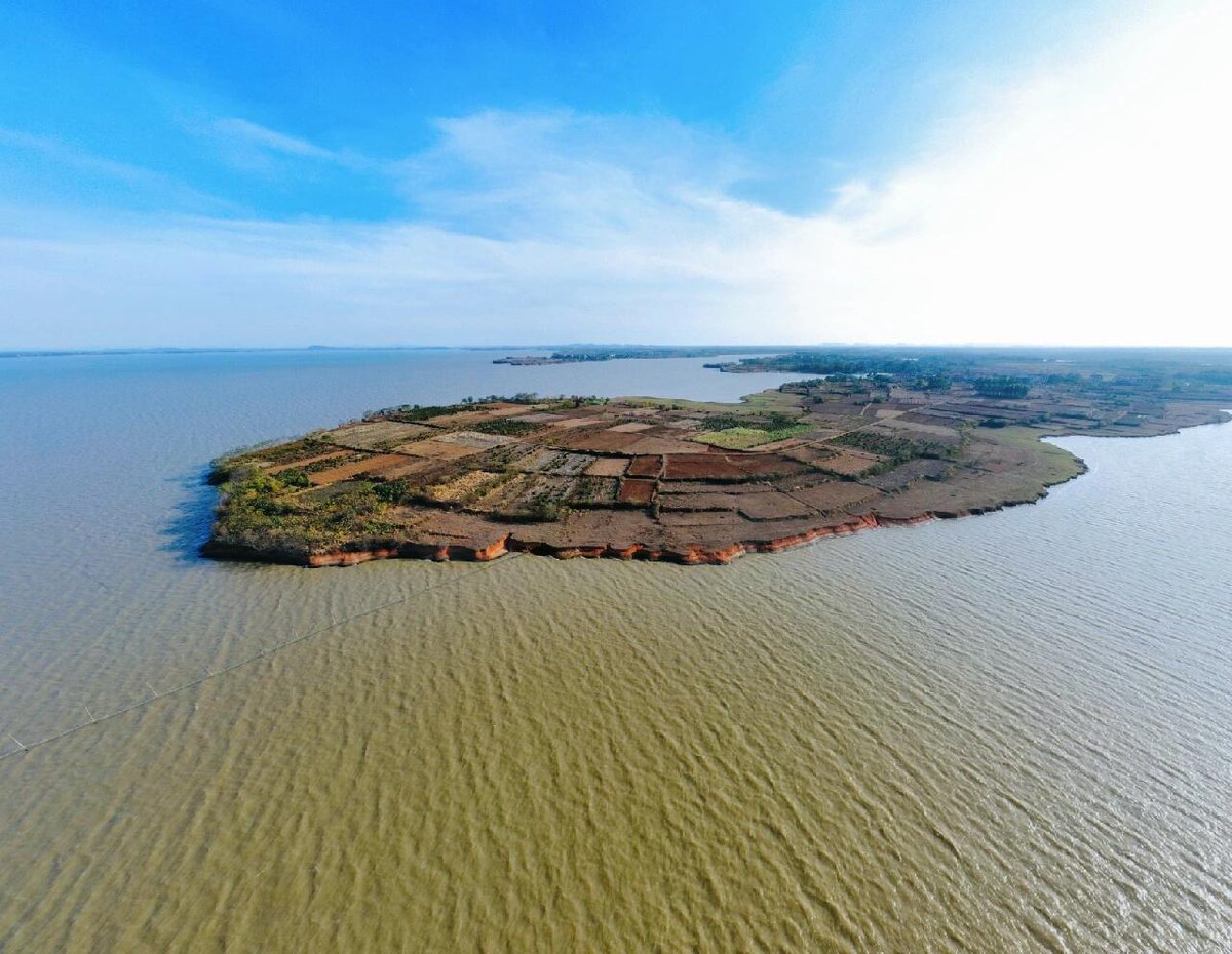 Junshan Lake not only has crabs, but also a red sand beach at sunset. Standing on the shore, the rolling waves make you feel like you're by the sea.