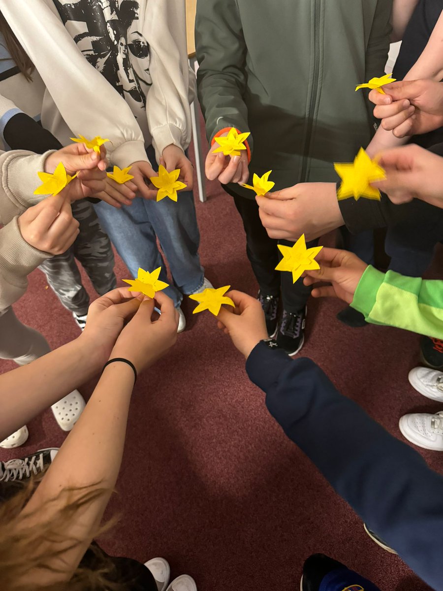 #AkcjaŻonkile @polinmuseum  w naszej Szkole dla  uczczenia 81. rocznicy wybuchu powstania w getcie warszawskim 🌼

#ŁączyNasPamięć 
#WarsawGhettoUprising 
#RememberingTogether