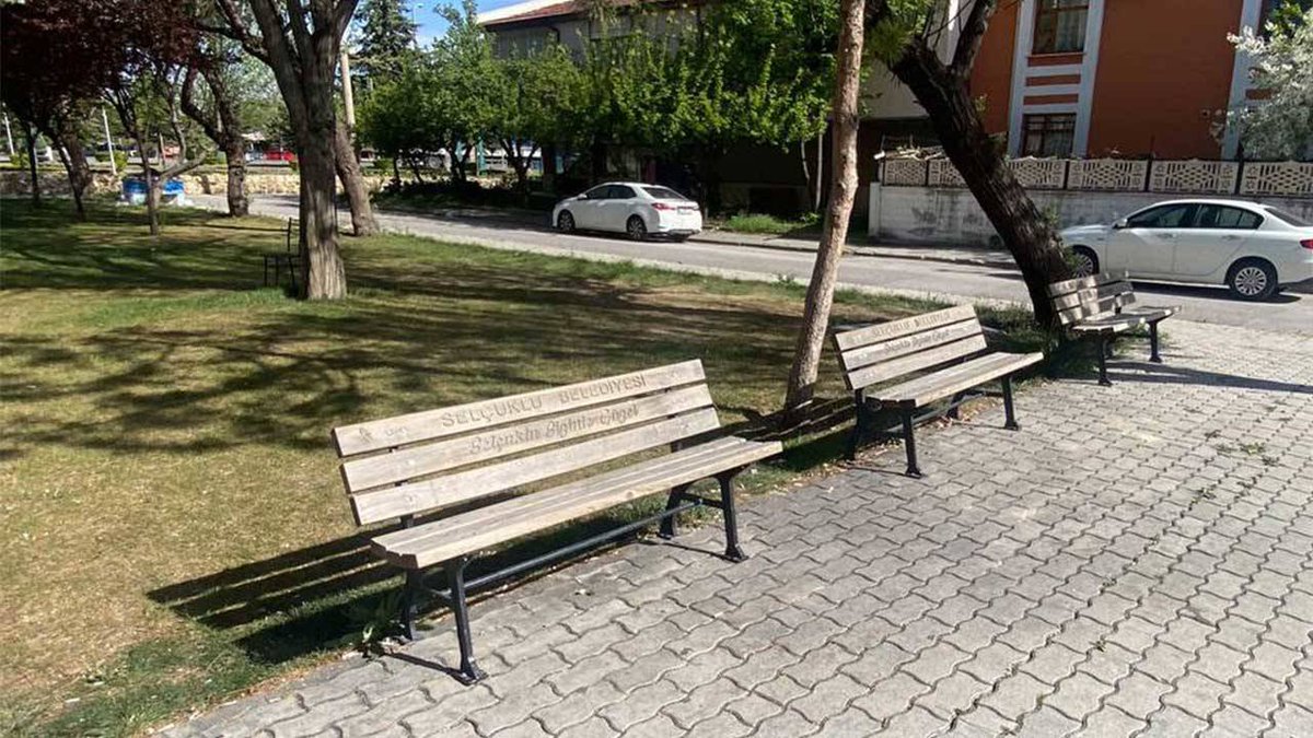 Konya'da 61 yaşında bir adam, parkta oturan lise öğrencisi 17 yaşındaki iki arkadaşa 'Bu mahallenin namusunu kirlettiniz' diyerek dal budama makasıyla saldırdı. Saldırıda ağır yaralanan erkek çocuğu A.A. 2 gün yoğun bakımda tedavi gördü.
