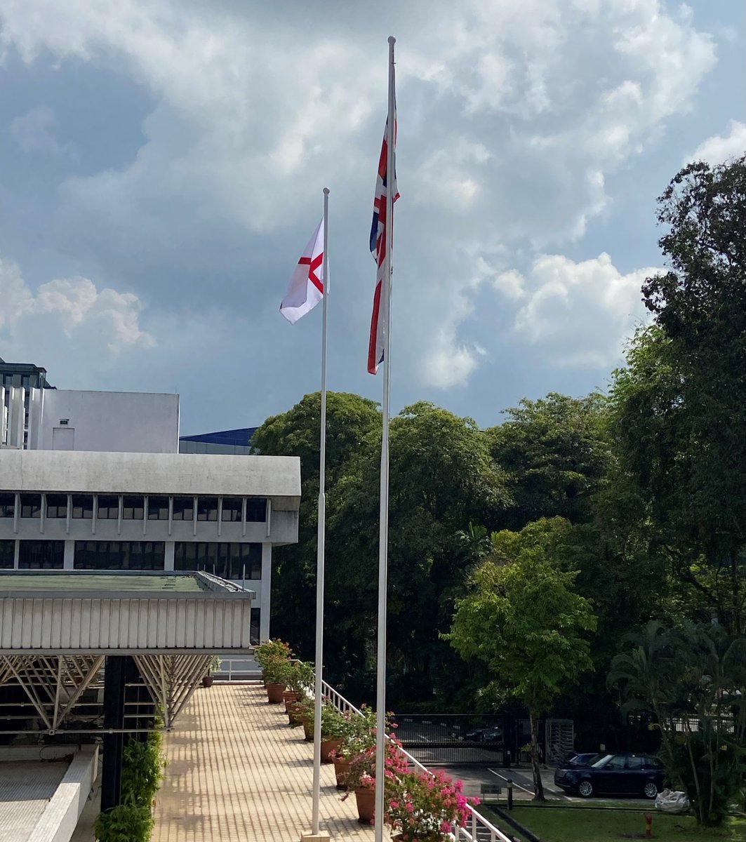 Happy St George’s Day! Today we are proudly flying the St George's flag at the British High Commission 🏴󠁧󠁢󠁥󠁮󠁧󠁿