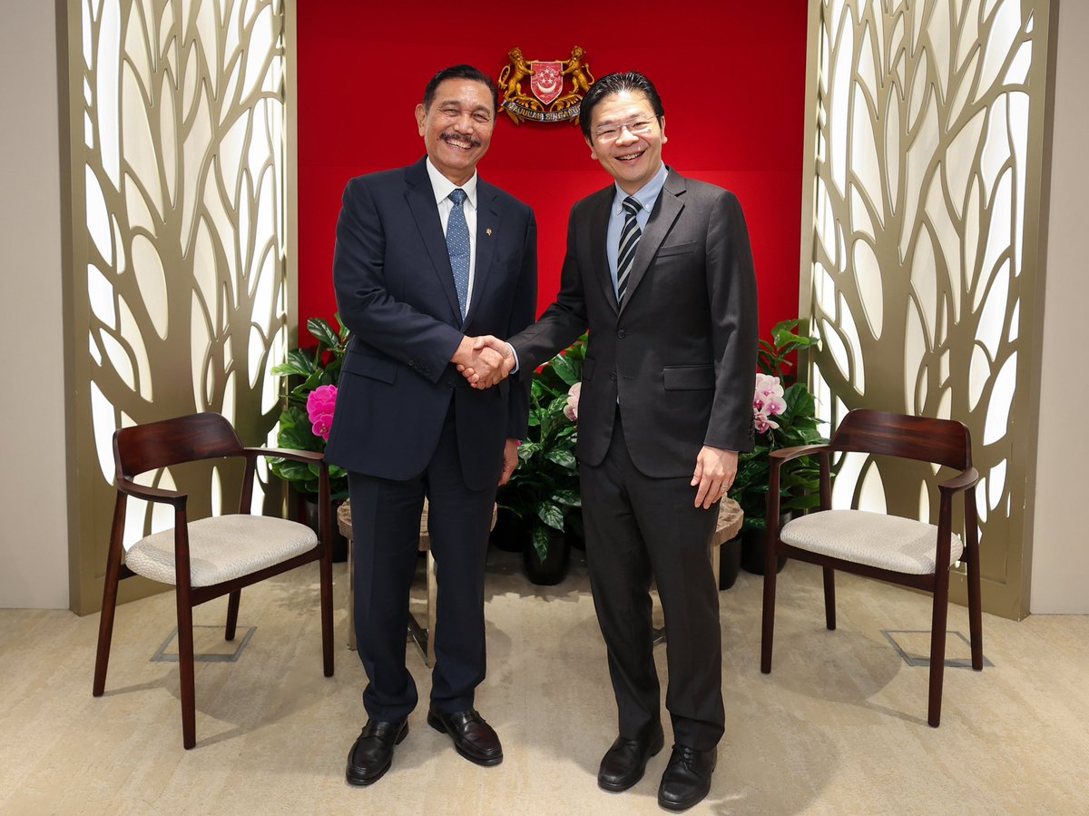 The relationship between 🇸🇬 & 🇮🇩 rests on strong foundations built over the decades. Caught up with Coordinating Minister Luhut Pandjaitan as we discussed areas to explore, eg renewable energy & healthcare. Looking forward to the opportunities ahead.
