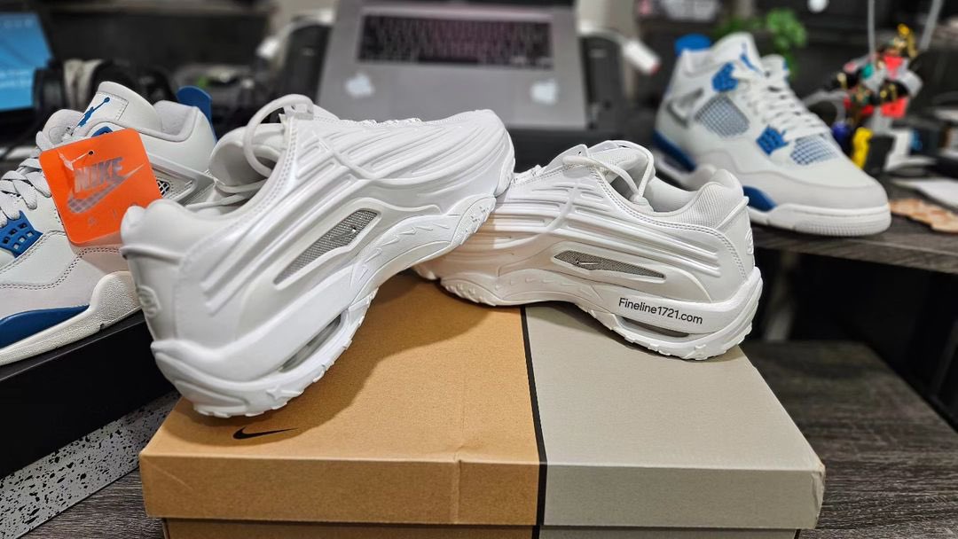 uppersnkrs's tweet photo. Nouvelles images de la Nocta x Nike Hot Step 2 "White" 🤍

📆 : sortie prévue le 9 mai

💶 : 200€

Pas de partie chromée comme sur la orange (et sur mes mockups) malheureusement, mais la paire reste archi douce 🤩

Plus de photos en dessous 👇🏼 https://t.co/VehwWJ6l7n