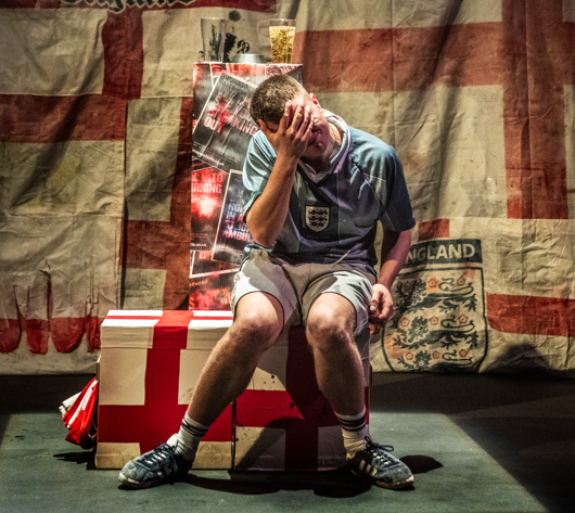 🎭 REVIEW 🎭 🌟🌟🌟🌟🌟 🎭 WHY I STUCK A FLARE UP MY ARSE FOR ENGLAND at Southwark Playhouse thespyinthestalls.com/2024/04/why-i-… 'Alex Hill is outstanding. He performs the role of Billy with such energy and dynamism it's exhausting just to watch' #RecommendedShow 📷 Rah Petherbridge