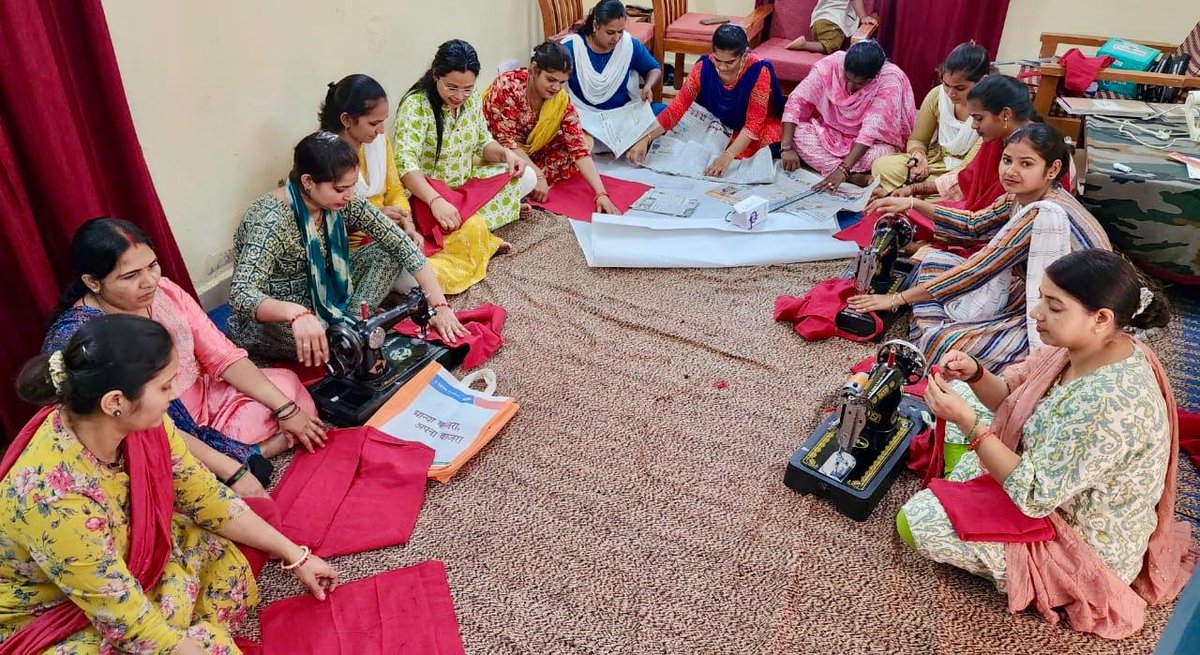 OfficialAwwa's tweet image. #Environment

To celebrate #EarthDay2024,
an environmental friendly drive to recycle old clothes &amp;amp; newspapers for making eco-friendly bags &amp;amp; reduce plastic use was conducted by the Army Wives of #Bhuj military station.
#AWWA
#KonarkCorps
#BaldEagleBrigade