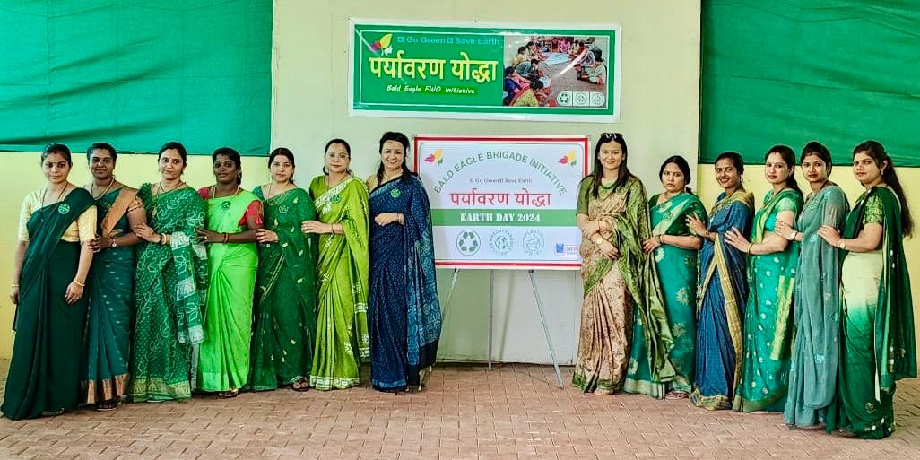 #Environment To celebrate #EarthDay2024, an environmental friendly drive to recycle old clothes & newspapers for making eco-friendly bags & reduce plastic use was conducted by the Army Wives of #Bhuj military station. #AWWA #KonarkCorps #BaldEagleBrigade