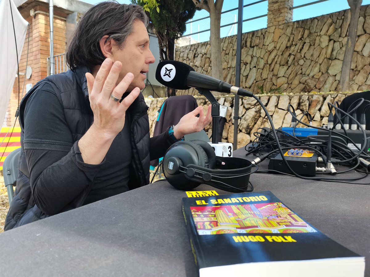 <a href="/EduCubero/">Edu</a> 📌 Ja tenim a la parada a <a href="/EscritorFolk/">Hugo Folk</a>, que ve de Monnars (Tarragona) per presentar el seu darrer llibre 'El sanatorio'. #SantJordi2024