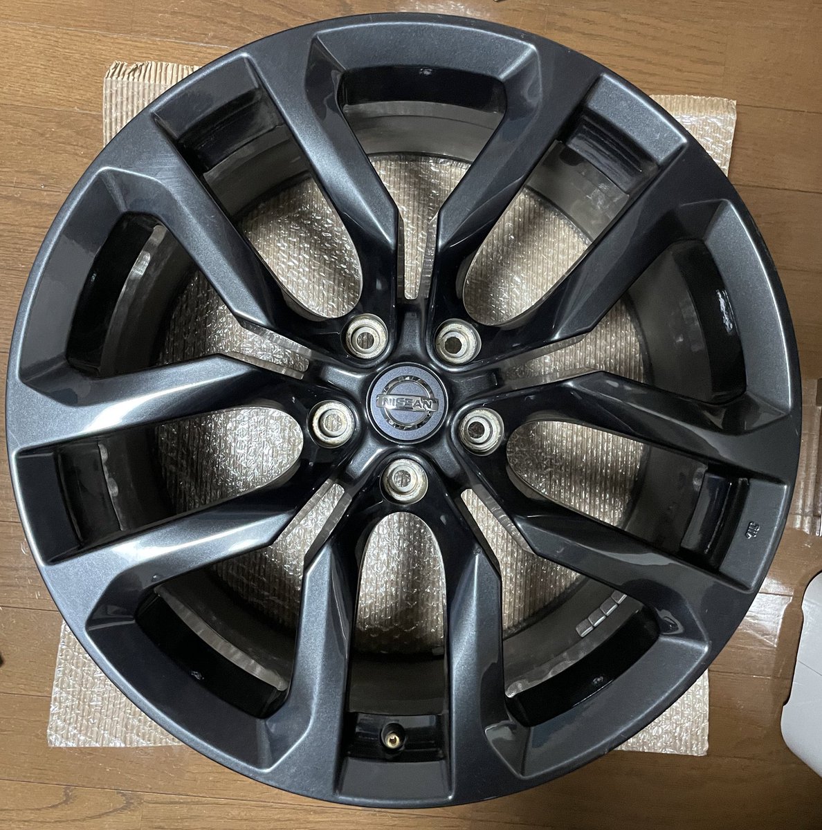 34ATo_'s tweet photo. ホイール売ります。

Z34 中期 純正ホイール
リアサイズ通し

18インチ 9J＋15 114.3 4本

2本傷そこそこ、2本小傷のみ
ツリーに状態載せます。

6.5万円でどうでしょうか。
千葉県北西部近郊でしたら運びます。

純正流用捗ります。
 #ホイール売ります
 #genuinewheel https://t.co/pdq4OQRuUf