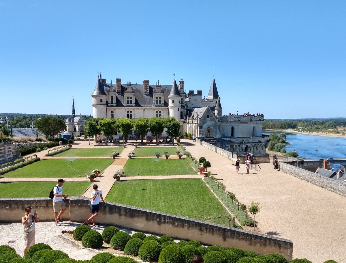 The Castle of Amboise next to the Loire river on a sunny day. (📷 own)