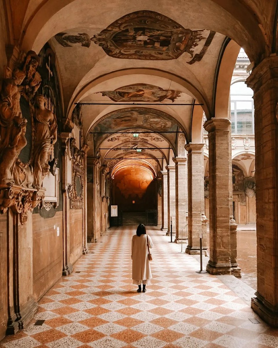 Discover Bologna's UNESCO-designated porticoes, spanning 62 km. ❤️ Explore the heart of the historic centre and beyond, encountering wonders like the Basilica di Santa Maria dei Servi ▶️ bit.ly/3VSrF9R 📍@BolognaWelcome 📷 IG faultiertravel #italiait #ilikeitaly