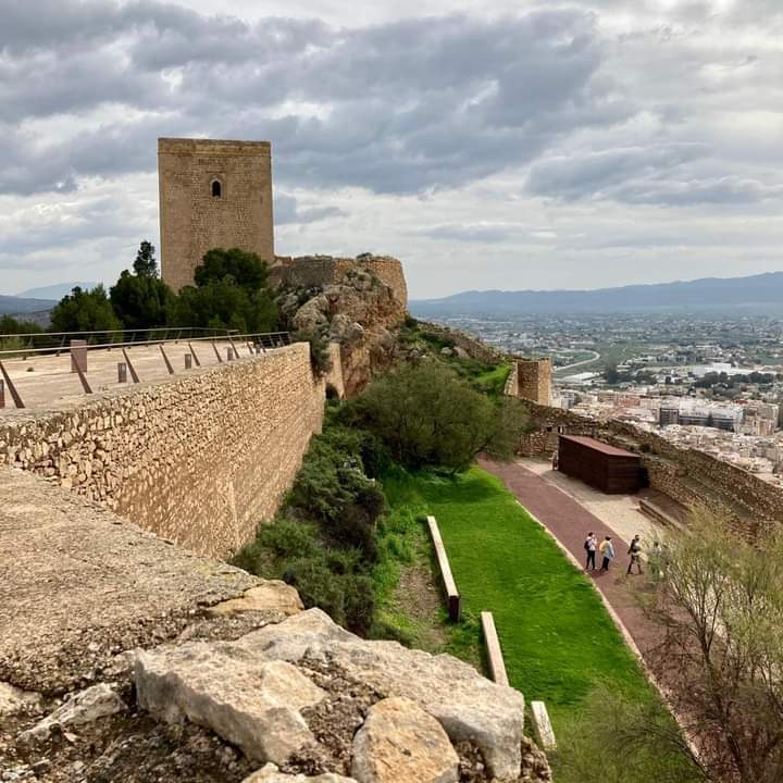 ¡Explora la historia en cada rincón del #CastillodeLorca con nuestra visita guiada! 🏰 Únete y sumérgete en siglos de fascinantes relatos. 
¡Ven, no te lo pierdas! 

ℹ️ Más info: bit.ly/4bWUUh1

Hacerte disfrutar de nuestra historia en #LorcaLoBordamos