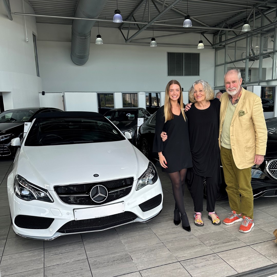 Alice in Poole had the pleasure of handing over this beautiful E-Class Cabriolet to her lovely customers. We wish them many happy miles of driving with the roof down in the 🌞. #mercedesbenz #merc #eclass #cabriolet #newcar #sandownmercedesbenz #luxurycar