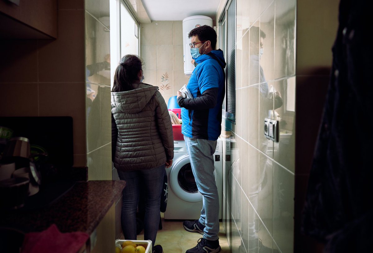 4/7 A technician from L'Oficina de l'Energia visits Lydia's home; it's so cold they keep coats on. She turns heat on only when bathing her 2-yr-old. #energypoverty #energyjustice #energycrisis #singlemom @NEA_UKCharity @RightToEnergy @FEANTSA Full story: coldathome.today/policy-approac…