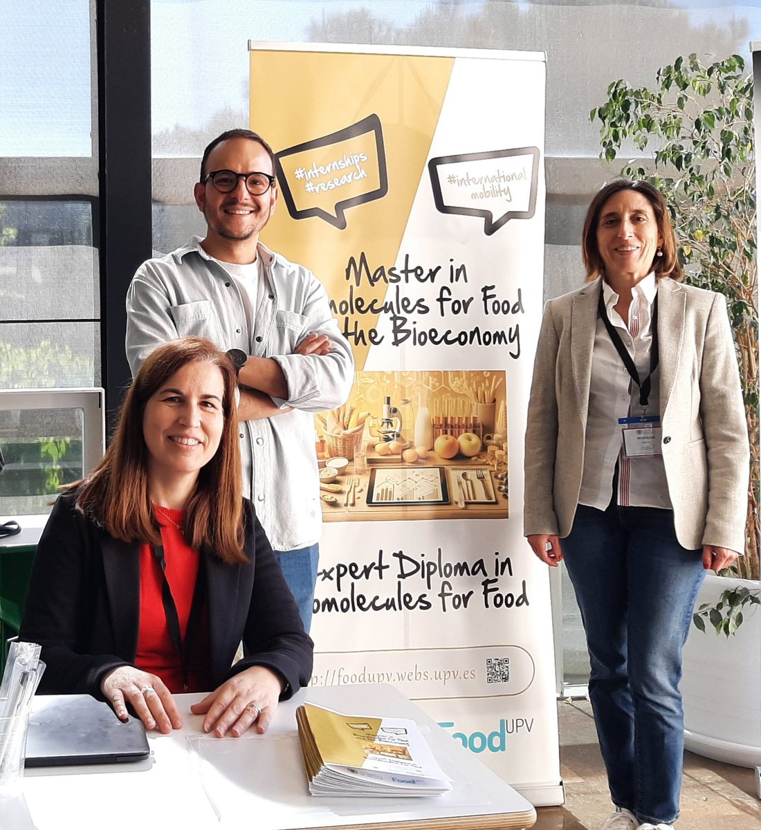 En el contexto de las Jornadas Activa tu Futuro en la @upv, hoy presentamos la primera edición del Master en #Biomolecules for #Food and the #Bioeconomy y el Diploma de Experto en Biomolecules for Food 🥬🔬👩‍🔬ofertados por @FoodUPV. Anunciaremos plazos de matrícula en breve 😃📚