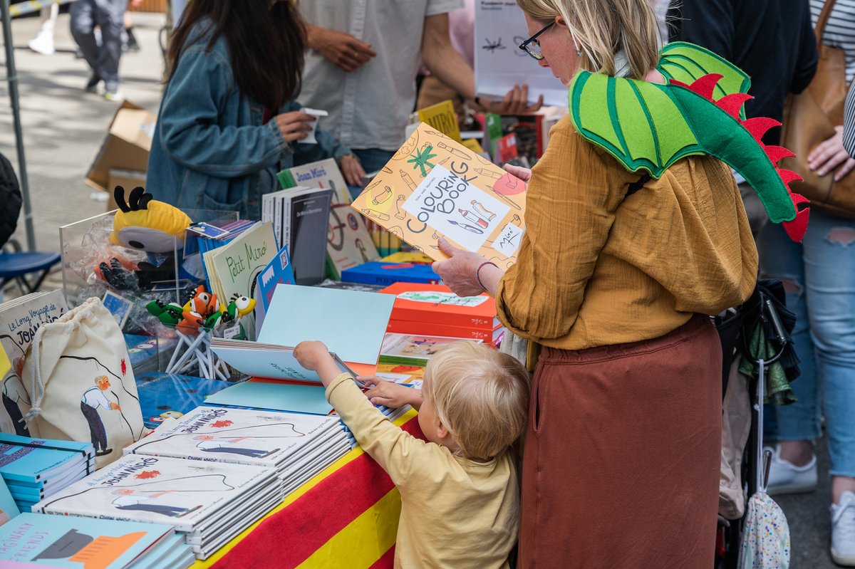 Estàs preparant la ruta de parades que faràs aquest #SantJordi? Localitza l'estand de la #FundacióMiró: seran al c/Diputació entre Rambla de Catalunya i Passeig de Gràcia! 📚 A més podràs gaudir del 10 % de descompte i d'una petita sorpresa per a tu! @fundaciomiro #Barcelona