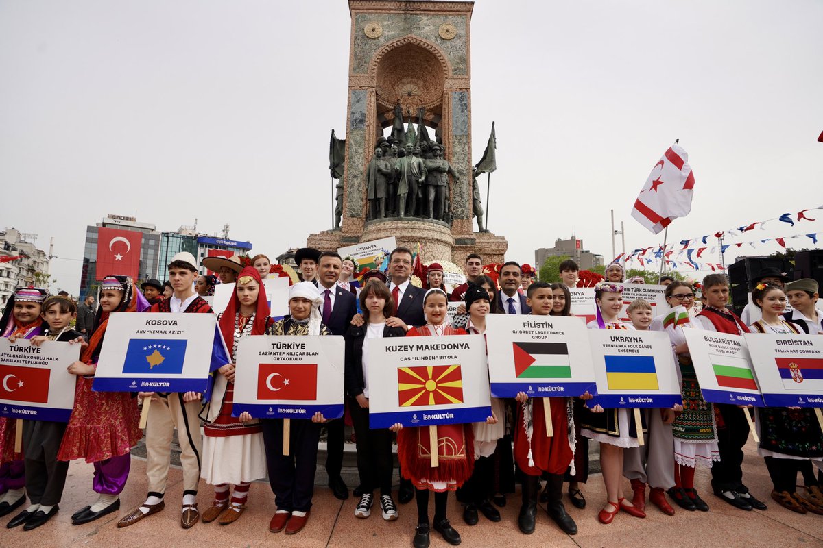 Dünyanın çocuklarıyla birlikte Taksim Cumhuriyet Anıtı’na çelenklerimizi sunduk. İstanbulluları Üsküdar Meydanı’nda tüm gün sürecek 23 Nisan kutlamalarına davet ediyorum.