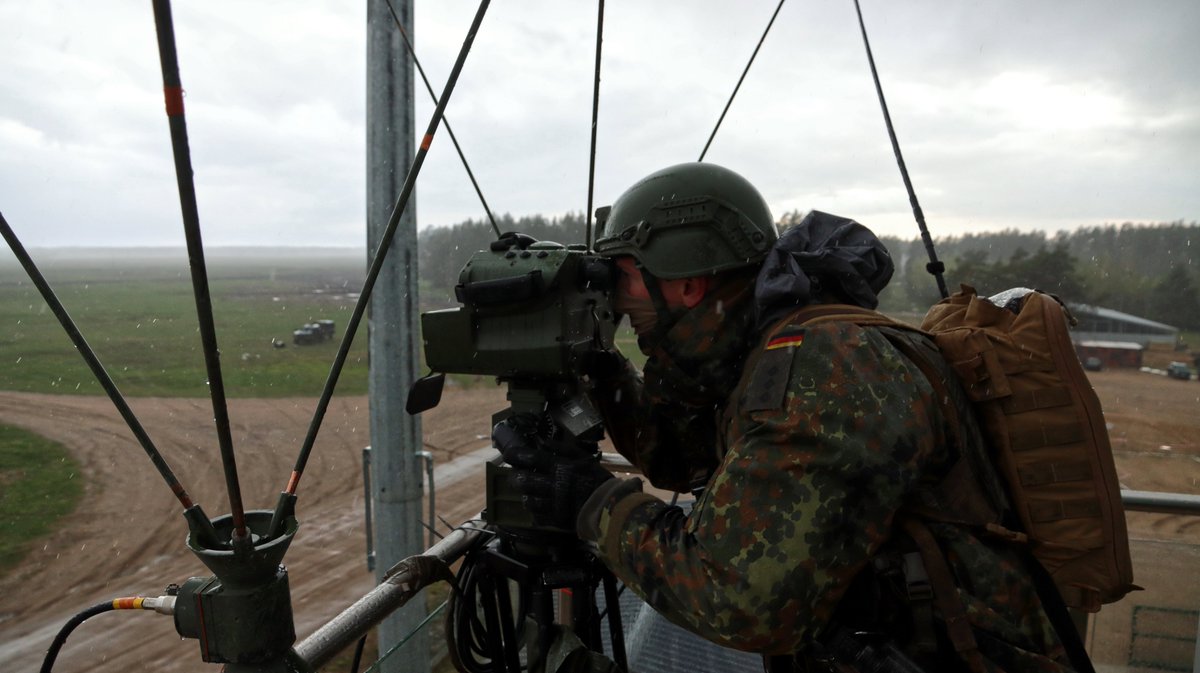 Ziele bekämpfen auf über 6.000 Meter Entfernung: Soldatinnen & Soldaten vom #Jägerbataillon1 im scharfen Schuss mit Mörser 120 mm. Bei der multinationalen Übung #SaberStrike in 🇵🇱 koordinieren Feuerunterstützungsteams das Steilfeuer. Für ein starkes #Heer bei #Quadriga24