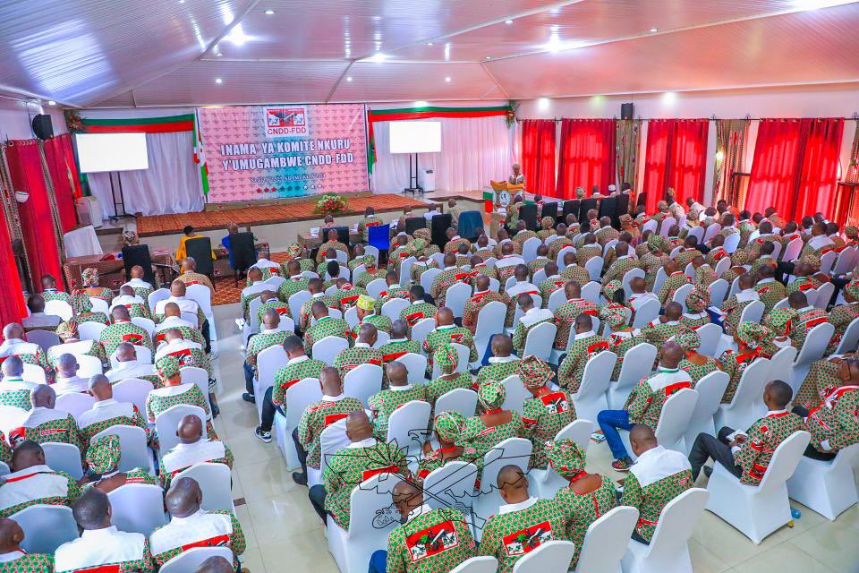 #Burundi Les travaux de la réunion du Comité central du Parti @CnddFdd se poursuivent au deuxième jour à Ngozi, en présence du Chef de l’Etat S.E @GeneralNeva et des Membres du Conseil des Sages.