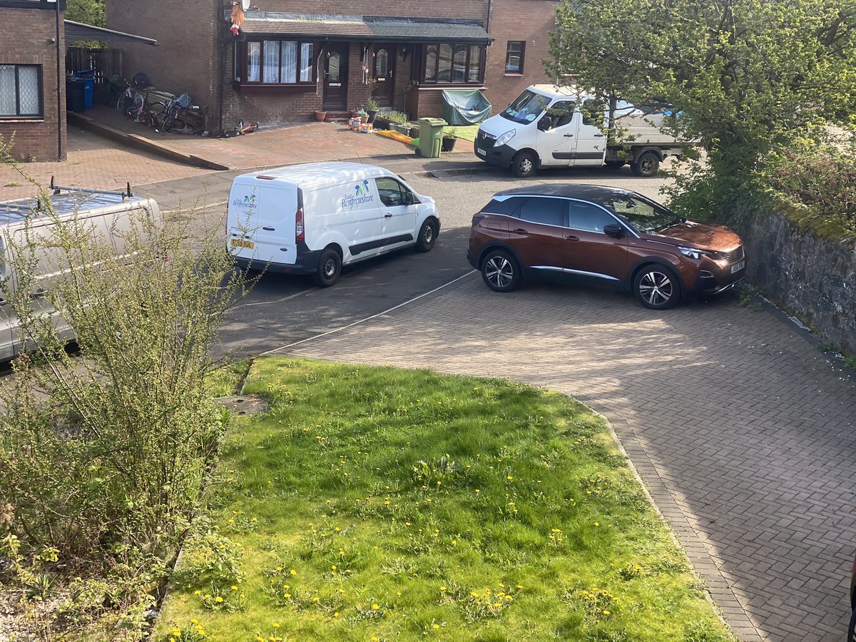 DWGraham_67's tweet photo. Nice parking @EastRenCouncil https://t.co/iqC4RhugHs