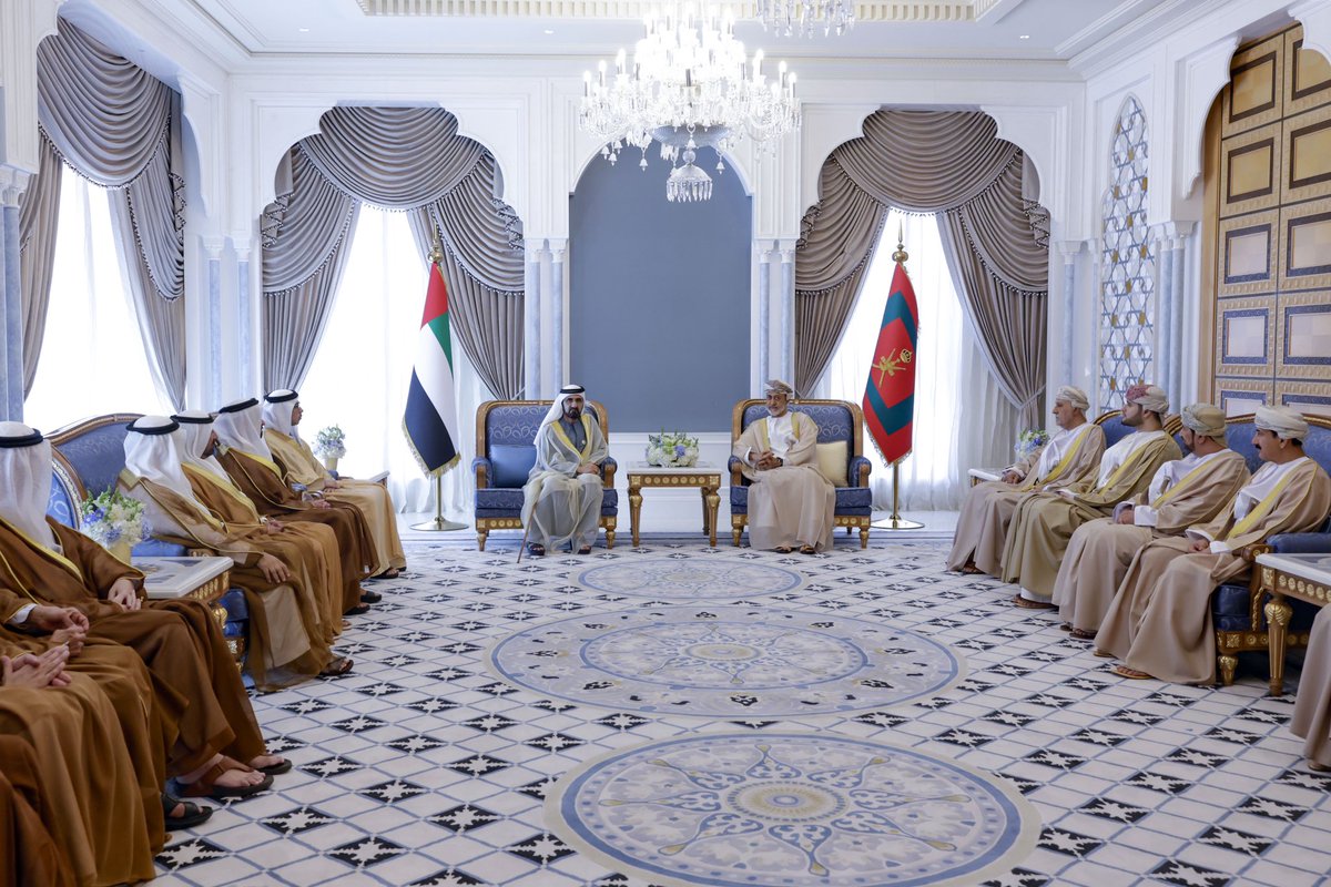 التقيت اليوم أخي جلالة السلطان هيثم بن طارق سلطان عمان أثناء زيارته الميمونة لدولة الإمارات العربية المتحدة .. 

علاقاتنا تاريخية .. أخوّتنا متجذرة .. اقتصاداتنا مترابطة .. ومستقبلنا واحد بإذن الله . 
عمان عمق وسند للإمارات .. والإمارات عمق وسند لعمان .. نسأل الله أن يديم المحبة