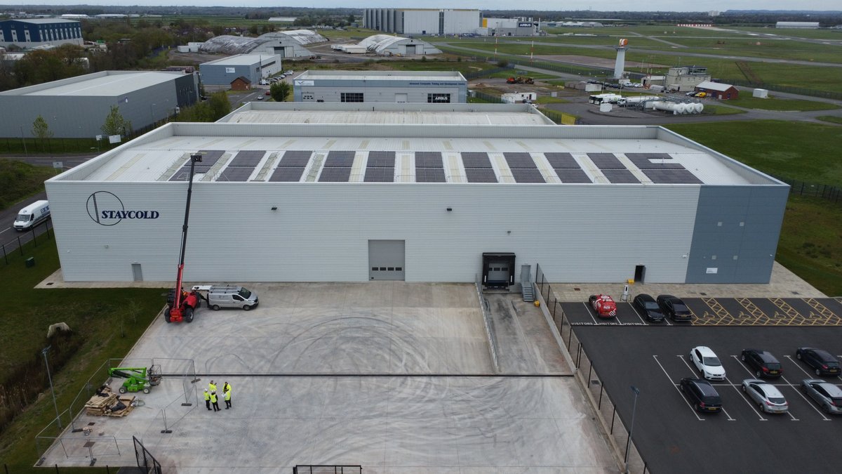 Staycold’s solar installation was completed on Thursday 18th April. To mark the occasion, Flintshire local Councillor Linda Thomas, visited the company. In spite of high winds & heavy rain, PV experts Genfit, managed to complete everything earlier than scheduled.