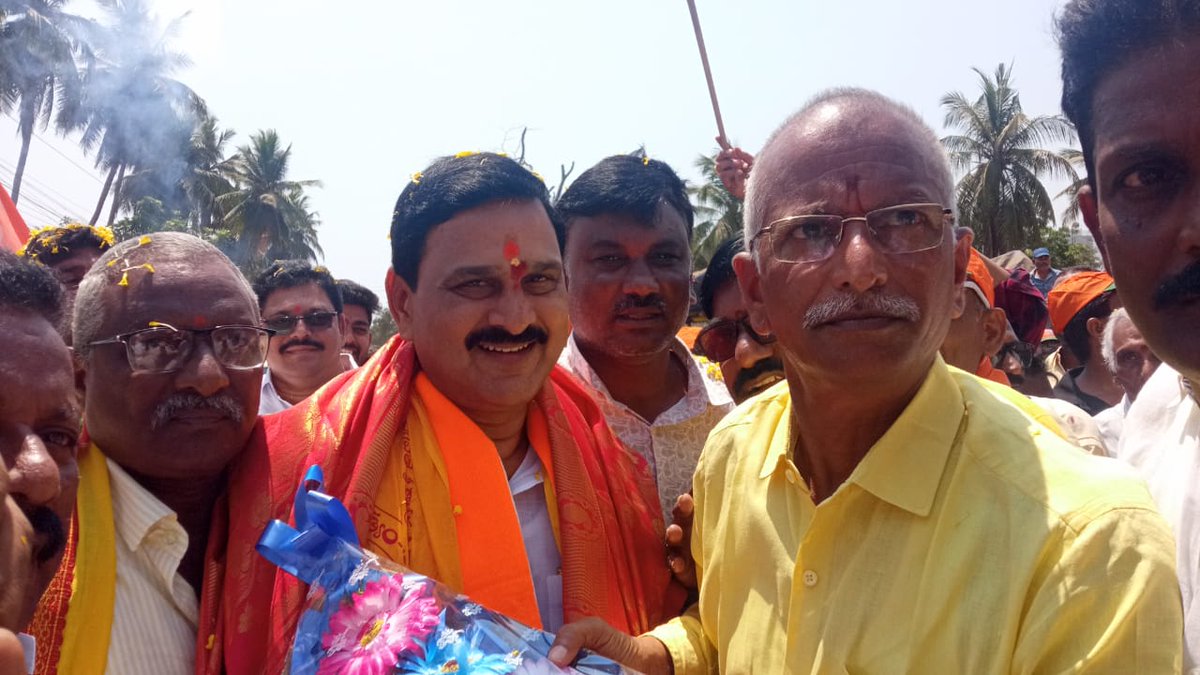 RamarajuPothuri's tweet photo. ఈరోజు భీమవరంలో నర్సాపురం పార్లమెంటు టీ.డీ.పీ బి.జె.పి జె.ఎస్.పి ఉమ్మడి ఎం.పి అభ్యర్ధిగా నామినేషన్ వేసిన భూపతిరాజు శ్రీనివాస్ వర్మ గారిని కలిసి శాలువ కప్పి పుష్పగుచ్ఛం అందచేసి శుభకాంక్షలు తెలియజేయడం జరిగింది.
#pothuriramaraju #narsapuram #TDPJSPBJPAlliance #TDPJSPBJPWinning https://t.co/ThydsVRtTF