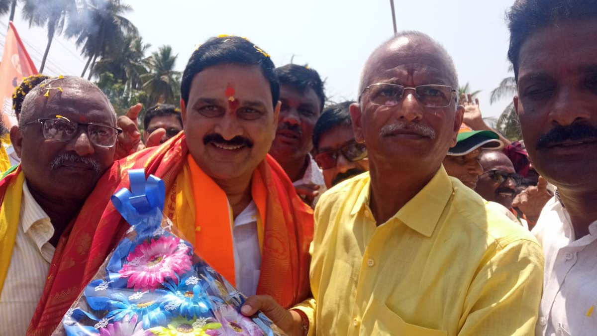 RamarajuPothuri's tweet photo. ఈరోజు భీమవరంలో నర్సాపురం పార్లమెంటు టీ.డీ.పీ బి.జె.పి జె.ఎస్.పి ఉమ్మడి ఎం.పి అభ్యర్ధిగా నామినేషన్ వేసిన భూపతిరాజు శ్రీనివాస్ వర్మ గారిని కలిసి శాలువ కప్పి పుష్పగుచ్ఛం అందచేసి శుభకాంక్షలు తెలియజేయడం జరిగింది.
#pothuriramaraju #narsapuram #TDPJSPBJPAlliance #TDPJSPBJPWinning https://t.co/ThydsVRtTF