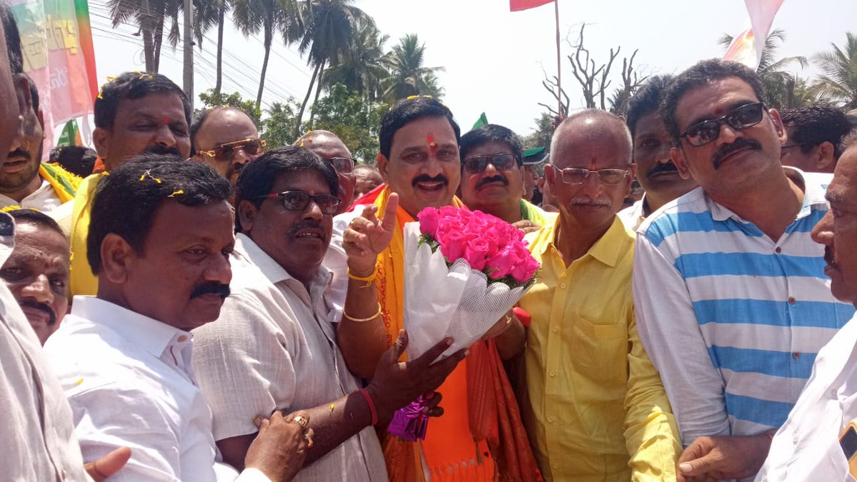 RamarajuPothuri's tweet photo. ఈరోజు భీమవరంలో నర్సాపురం పార్లమెంటు టీ.డీ.పీ బి.జె.పి జె.ఎస్.పి ఉమ్మడి ఎం.పి అభ్యర్ధిగా నామినేషన్ వేసిన భూపతిరాజు శ్రీనివాస్ వర్మ గారిని కలిసి శాలువ కప్పి పుష్పగుచ్ఛం అందచేసి శుభకాంక్షలు తెలియజేయడం జరిగింది.
#pothuriramaraju #narsapuram #TDPJSPBJPAlliance #TDPJSPBJPWinning https://t.co/ThydsVRtTF