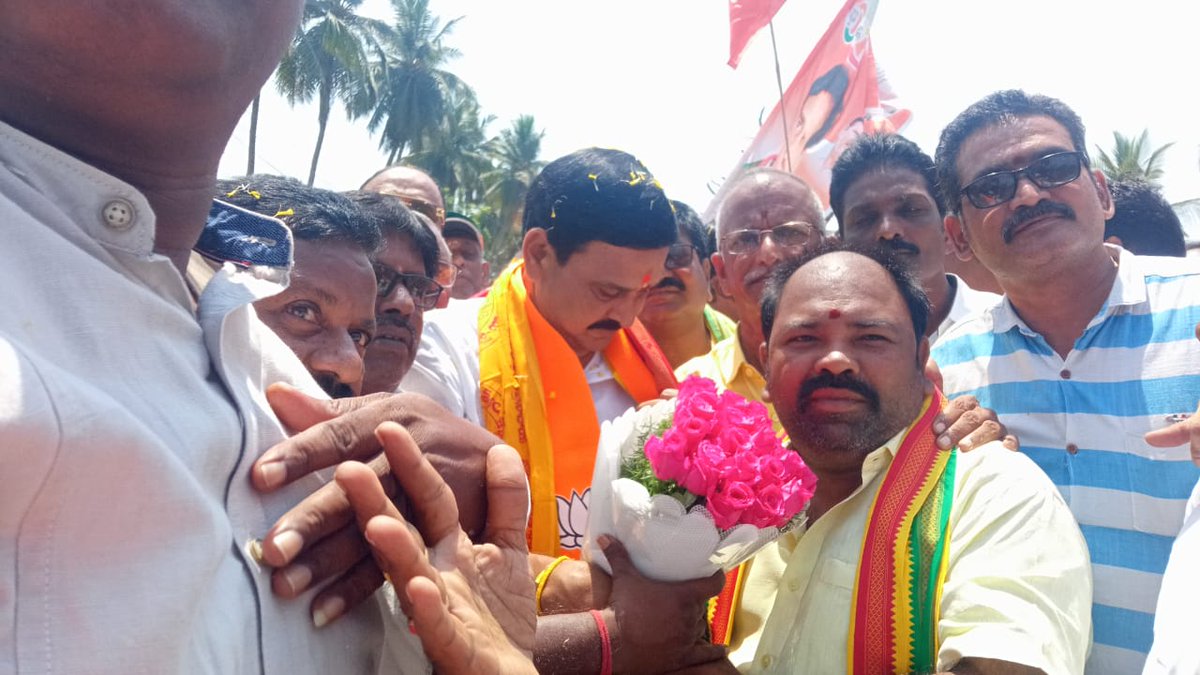 RamarajuPothuri's tweet photo. ఈరోజు భీమవరంలో నర్సాపురం పార్లమెంటు టీ.డీ.పీ బి.జె.పి జె.ఎస్.పి ఉమ్మడి ఎం.పి అభ్యర్ధిగా నామినేషన్ వేసిన భూపతిరాజు శ్రీనివాస్ వర్మ గారిని కలిసి శాలువ కప్పి పుష్పగుచ్ఛం అందచేసి శుభకాంక్షలు తెలియజేయడం జరిగింది.
#pothuriramaraju #narsapuram #TDPJSPBJPAlliance #TDPJSPBJPWinning https://t.co/ThydsVRtTF