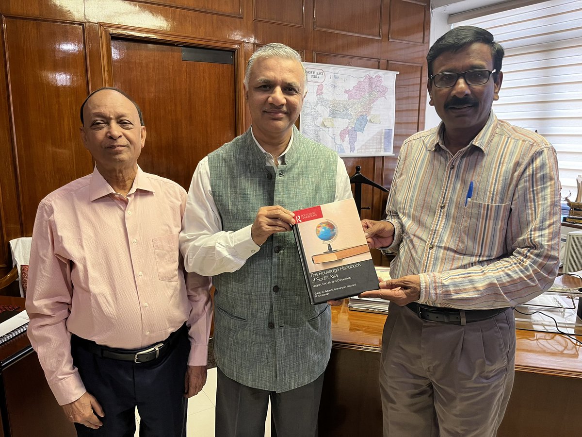 Prat_Shar's tweet photo. Prof. Raju, Dean IR, @PU_PondyUni called upon Prof. @Sachin_Chat DG @RIS_NewDelhi and Prof. Mohanty. They discussed various topics of mutual interest and Prof. Raju shared his edited handbook on South Asia. https://t.co/TCY7MP5wbl