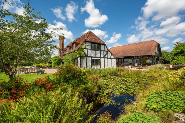 An oak-timbered home in a picture-perfect Surrey village with pub, church and village hall, and under an hour from central London trib.al/fTP1pmj