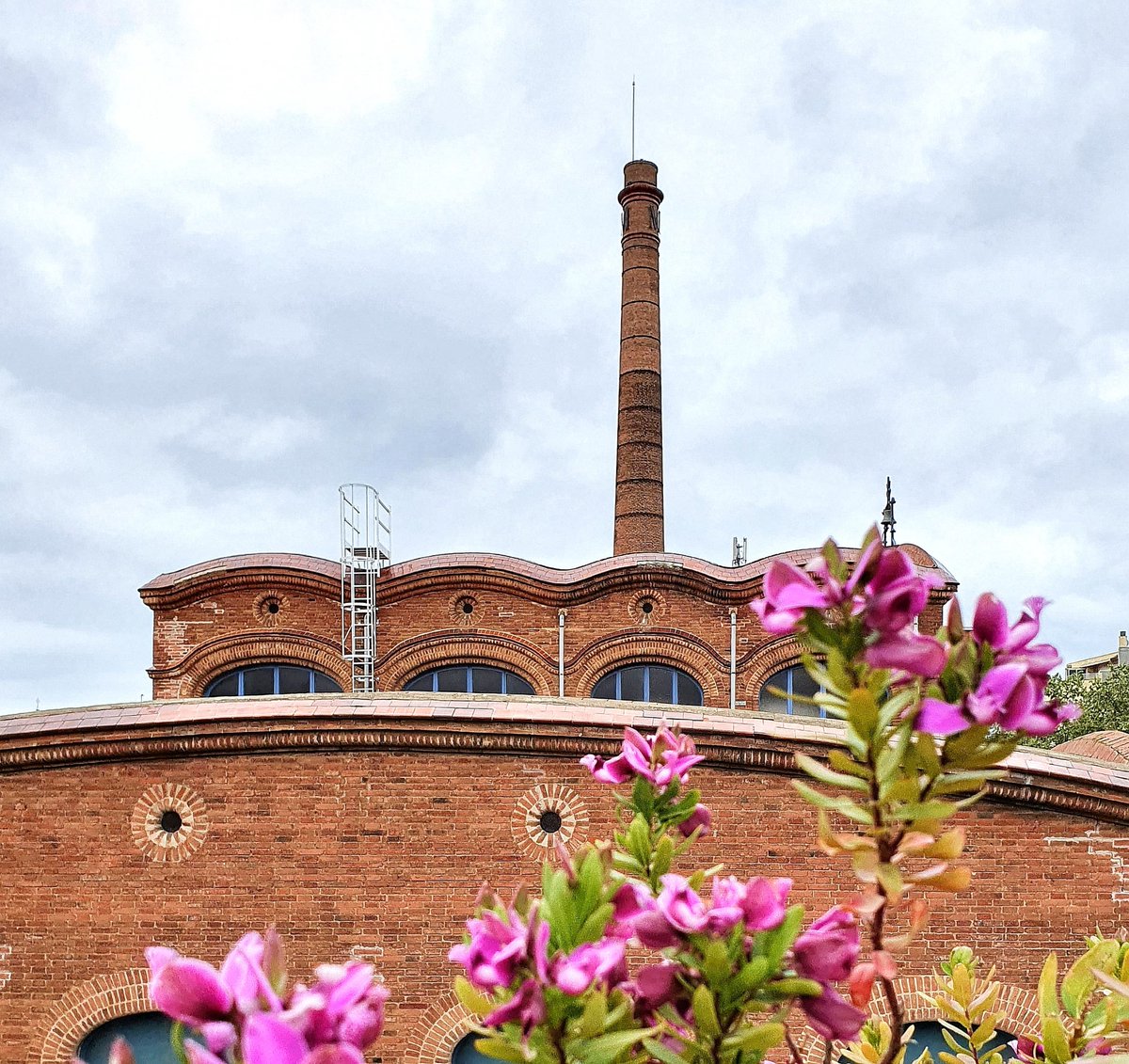 😍😍Aquest dissabte, deixa't seduir pel modernisme industrial! 🌼🌸Reviu l’època del modernisme: l’arquitectura, les arts aplicades, la gastronomia, la societat del moment… 🔗Inscripcions visitaterrassa.cat/terrassa-deixa… @visitaterrassa