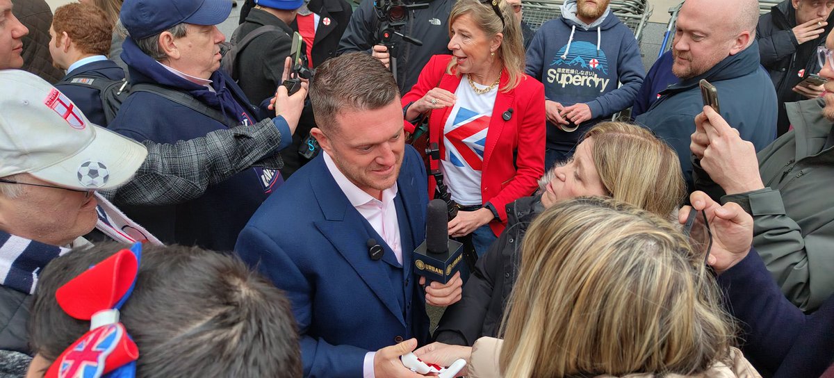 Tommy being mobbed by supporters as he arrives at court.  Ruling should be this morning. @TRobinsonNewEra @KTHopkins #TommyRobinson #TommyRobinsonTrial