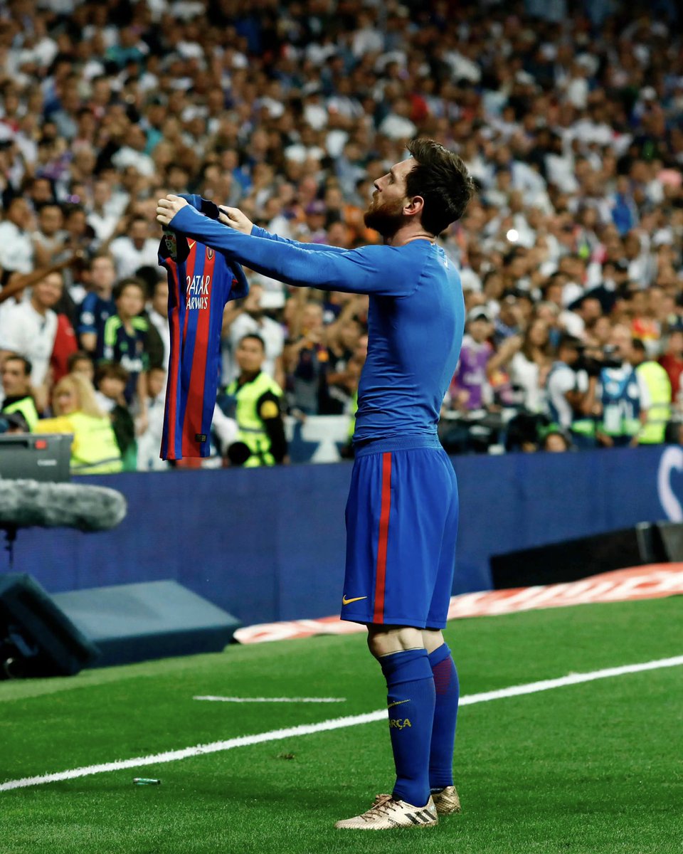 Bugün, futbol tarihinin belki de en ikonik anının üstünden tam 7 yıl geçiyor. 'Forma bile kaskatı kesildi. Rüzgar bile esmedi o sahnenin büyüsüne kapılıp. Messi, Madrid’te kralın tribünlerine formasını gösterirken adeta şöyle fısıldıyordu.. kral benim!'