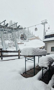 Chaletline's tweet photo. This season is not ready to stop yet... ❄️❄️❄️ @valdisere @simplyvaldisere @stubaigletscher https://t.co/LsCurku99T
