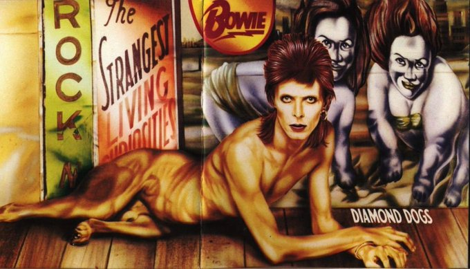 Un día como hoy, en 1974, @DavidBowieReal publica Diamond Dogs. La portada es una pintura de Bowie como una criatura mitad perro, mitad hombre, creada por el artista holandés Guy Peellaert. #Efemeride #DavidBowie #DiamondDogs youtube.com/watch?v=Vy-rvs…