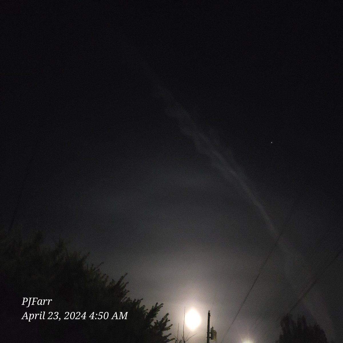 PeggyJoFarr2's tweet photo. #aprilfullmoon Contrail too... https://t.co/NnP9wZNBEd