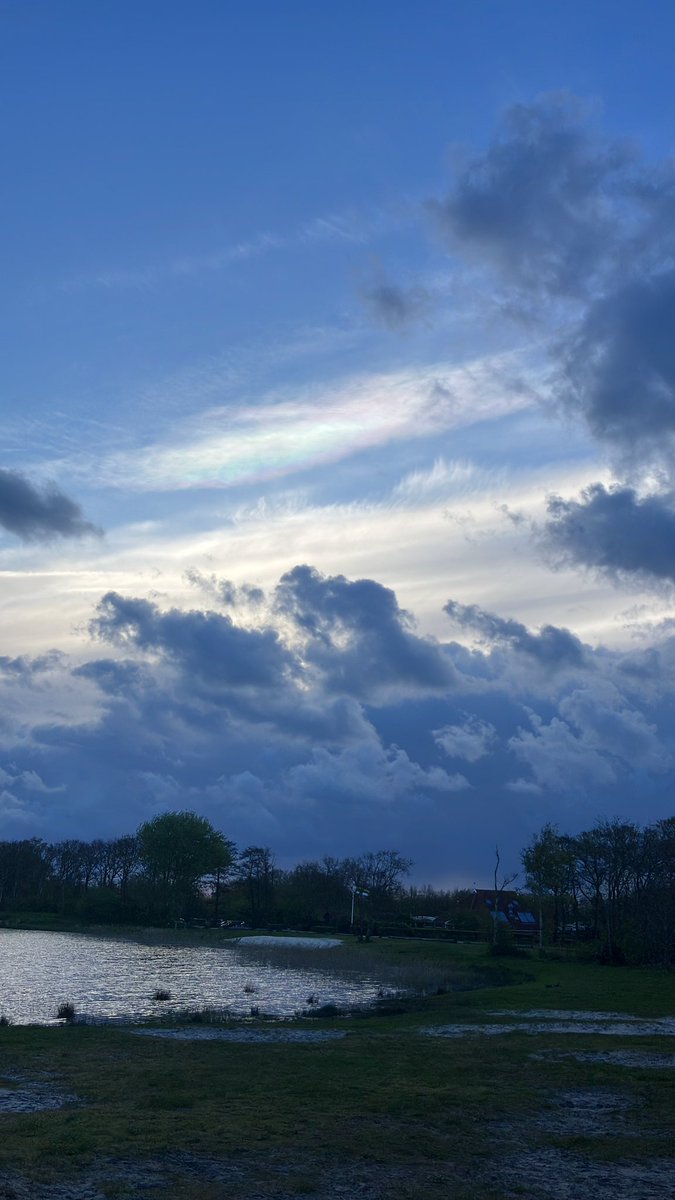 Dit leek sprekend op een parelmoerwolk, in de lucht boven #Terschelling gisterochtend. Helaas had ik geen camera mee om het duidelijker vast te leggen… ✨ #parelmoerwolken
