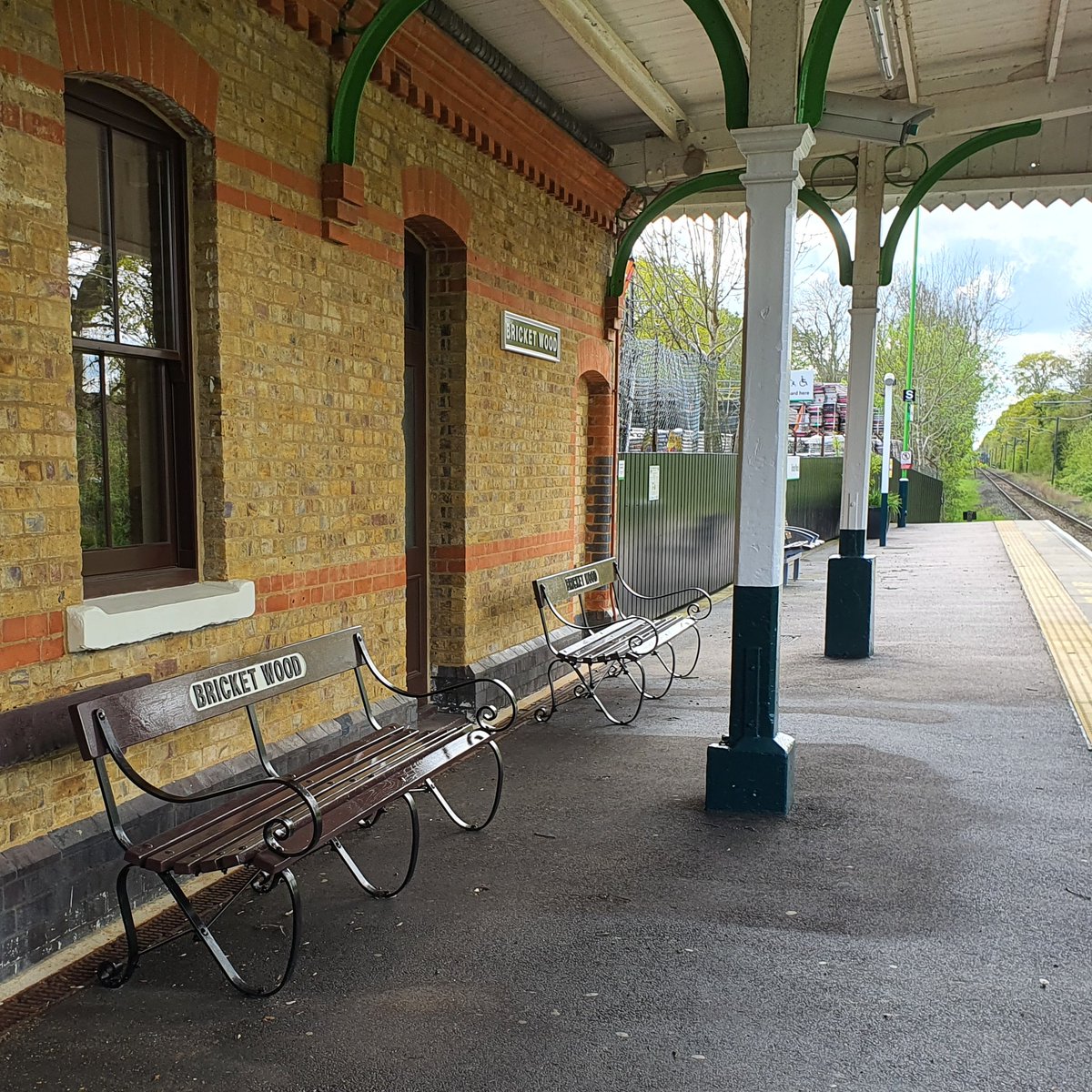 Await your #AbbeyLine train in style. Stunning benches now installed at #BricketWood station. Well done #awardwinning Bricket Wood Station Heritage Trust 👏 @BricketWoodRA @CommunityRail @LNR_Community