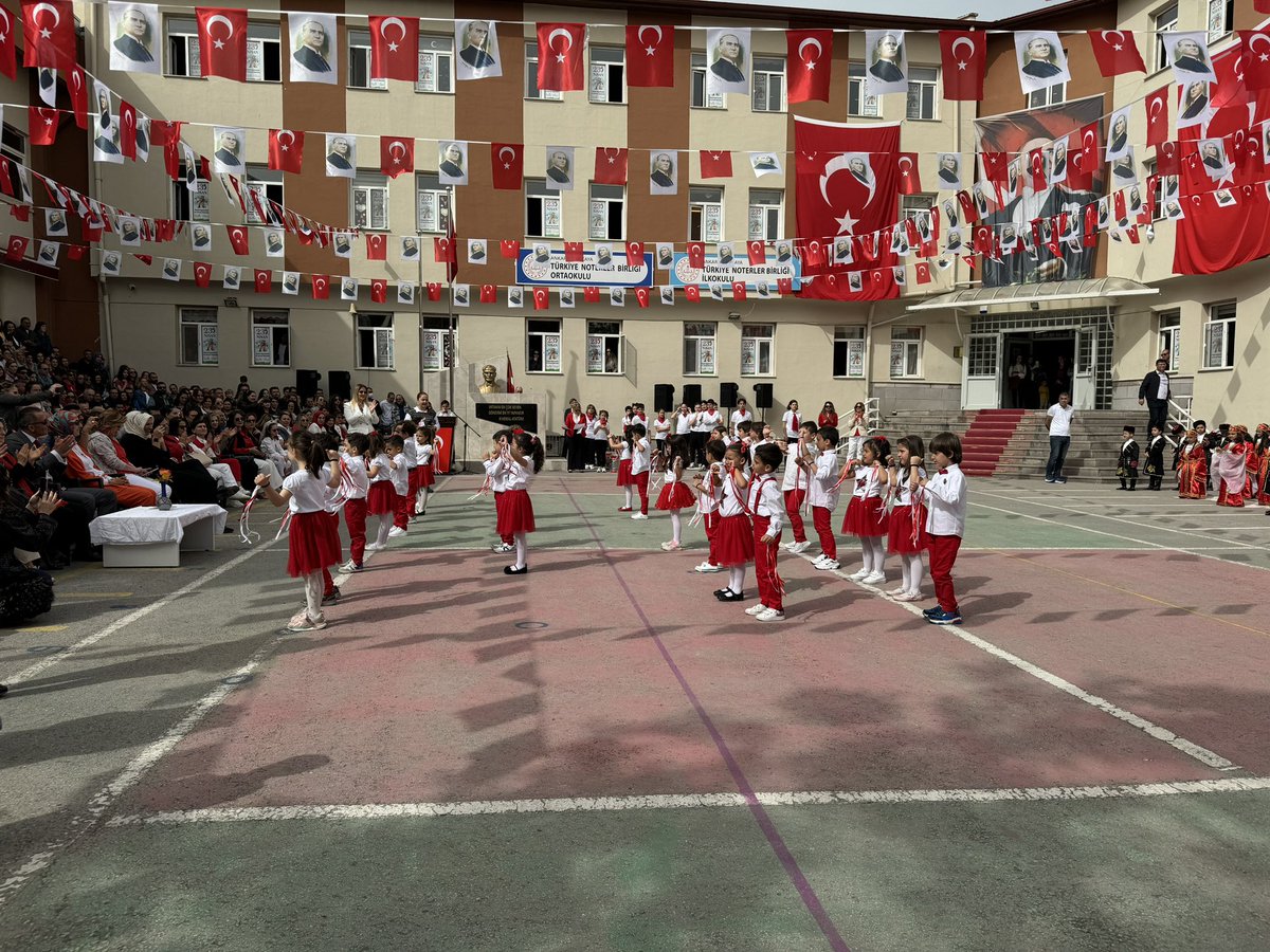 Bir #23NisanHatırası🇹🇷🍭🎈 İlk göz ağrımız, ilk torunumuzun okulunda gerçekleşen 23 Nisan Ulusal Egemenlik ve Çocuk Bayramı kutlamalarındaydık. Öğrencilerin gösterileri, heyecanları, coşkuları bayramımızı bayram yaptı. Sevgili çocuklarımıza ve fedakar öğretmenlerine bu…