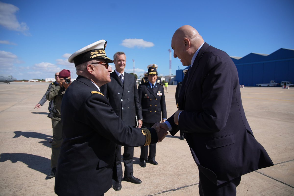 #23aprile
Il Ministro @guidocrosetto è giunto a #Tunisi per una visita ufficiale nel corso della quale effettuerà una serie di incontri istituzionali.
L'iniziativa si colloca nell'ambito della conclusione dei lavori della 25^ Sessione della Commissione militare mista