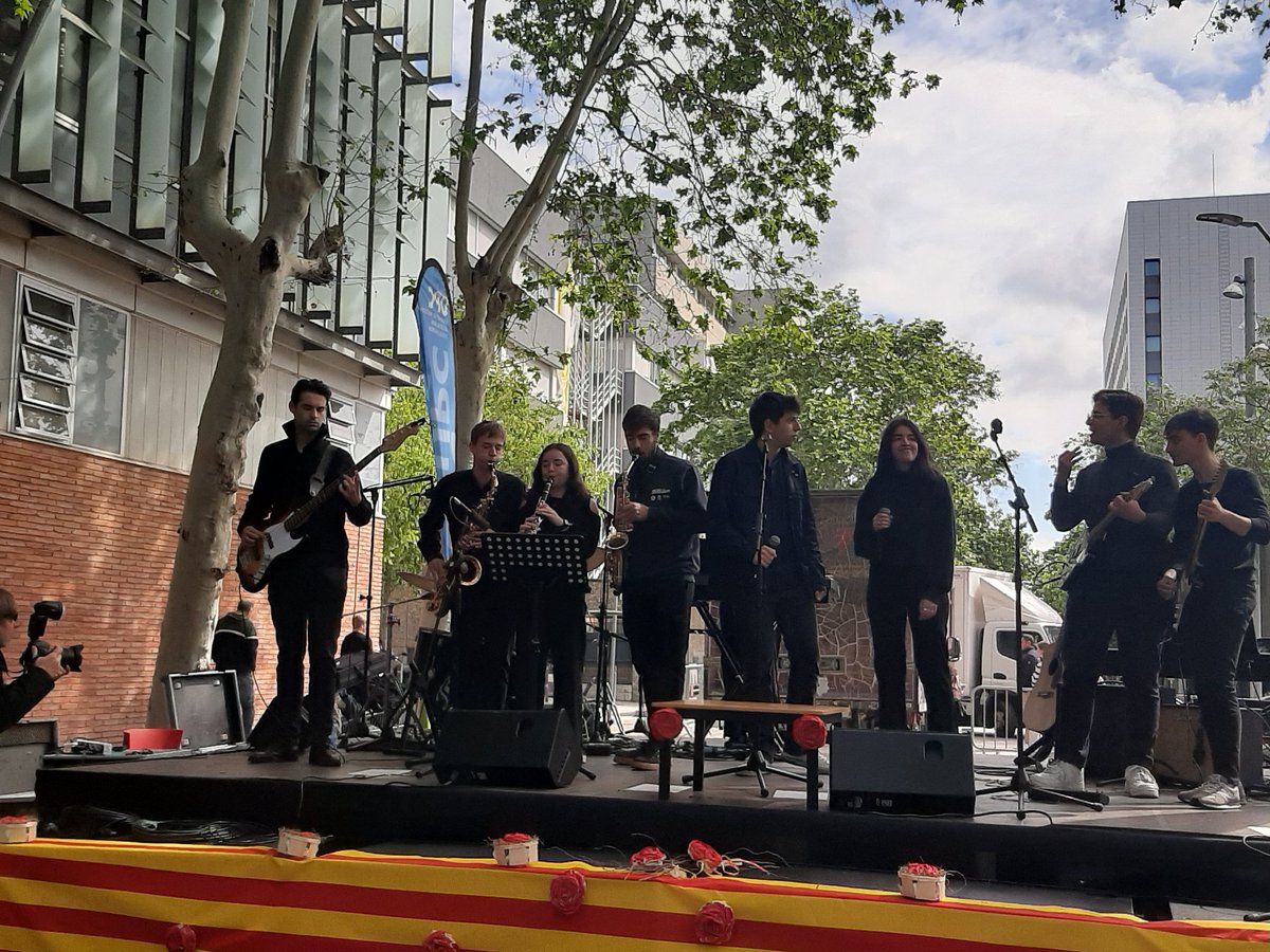 Sant Jordi, Sarau UPC, al carrer Pau Gargalló, darrere l'@ETSEIB_UPC .
#Cadència_Industrial