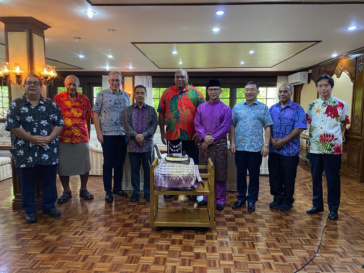 🇩🇪 Ambassador, Dr Prothmann, joined President Ratu Williame Katonivere and other esteemed guests at the Malaysian High Commissioner’s residence for Eid-al-Fitr celebration. The surprise 🎂 added to the festive spirit, fostering unity and goodwill. 🎂🎉 #EidMubarak #Unity