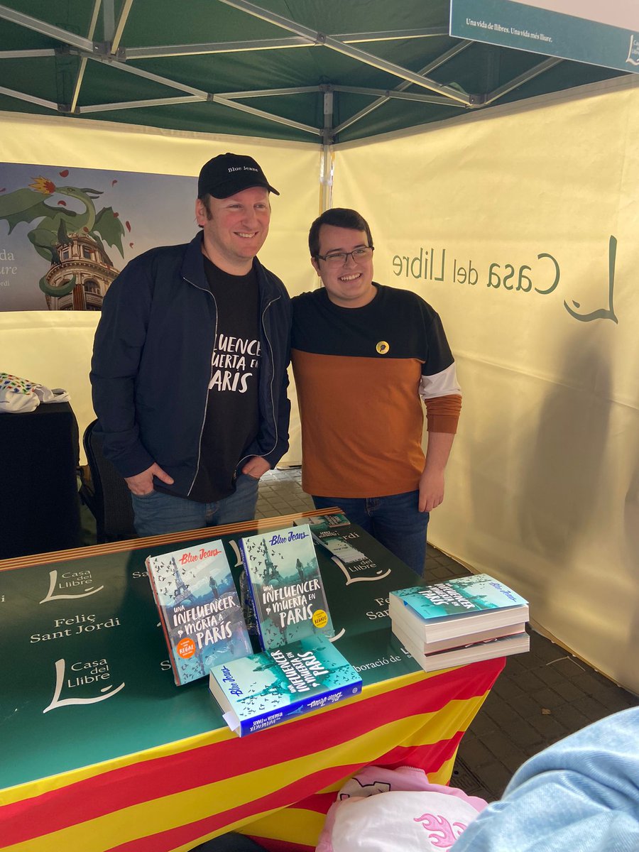 Este #SantJordi, @angelmartin_nc y @FranciscodPaula no sueltan el bolígrafo. 🤩✍️ ¿Quién tiene ya «Detrás del ruido» y «Una influencer muerta en París» firmados? 📚