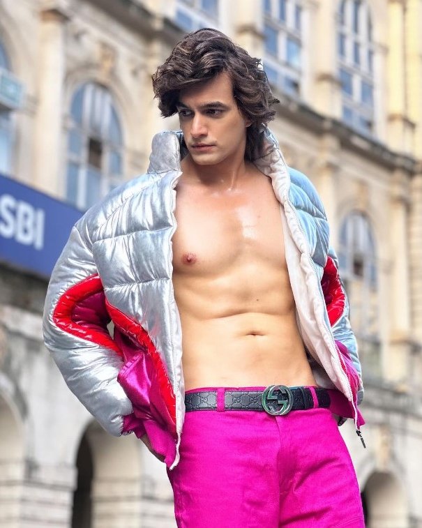 I wish we had scenes of Maddy in these outfits but happy that he did these photoshoots.🔥Well deserved award for most stylish TV actor from Pinkvilla.✌️
#MohsinKhan